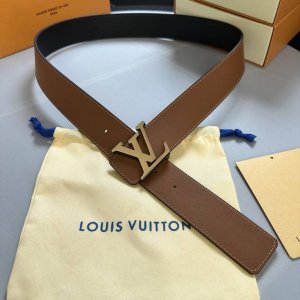原版包裝 L0Uis Vuitt0N 專櫃最新升級版本 寬度40Mm 原廠雙面頭層素面小牛皮 正反面雙色搭配 搭配双层設計字母搭扣 雙面可用 低調百搭易襯！