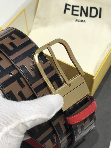配送专柜包装 打孔针 特批新款 Fd 宽40Mm 标志造型皮带，钉扣式带扣。进口牛皮印有浮雕 纯手工手绘黑色Ff 图案，撞色皮，镀金表面金属制品，品质保证，非市