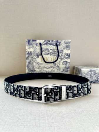 Dior 这款腰带采用黑色超迷你 Oblique 印花面料精心制作，搭配金属覆层黄铜腰带扣，彰显优雅时尚的风范。腰带长度可调节，可与各式 35 毫米腰带扣随心搭 - 点击图像关闭
