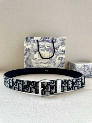 Dior 这款腰带采用黑色超迷你 Oblique 印花面料精心制作，搭配金属覆层黄铜腰带扣，彰显优雅时尚的风范。腰带长度可调节，可与各式 35 毫米腰带扣随心搭