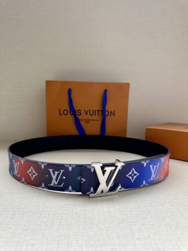 特 4.0宽Lv Pyramide This Is Not Mng 双面腰带令 Monogram 图案沉入朦胧意境，反面衔接做旧光滑牛皮革，一展艺术气息。Lv