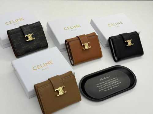 Celine F07颜色 黑色 杏色 棕色 老花 尺寸 11*10*5Celine短式钱包非常炫美的一个系列，专柜同步，采用头层牛皮，精致时尚！