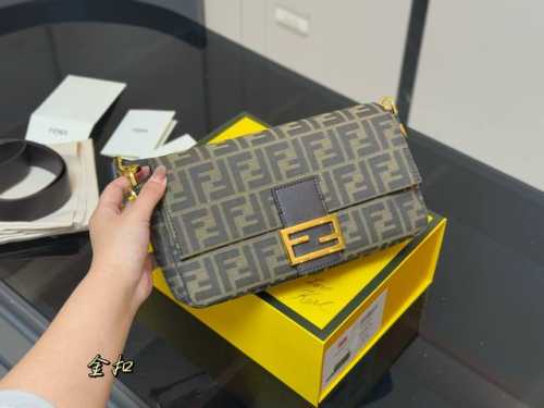 配折叠盒 Size：27*15Cm Fendi芬迪法棍包 Baguette 单肩、腋下都不是问题， 有种慵慵懒懒的街头！！