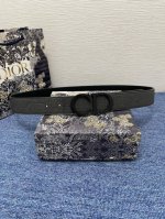 特 这款 35 毫米双面腰带结合典雅气质与摩登风范。 一面采用黑色 Dior Gravity 印花效果皮革，以牛皮革融合压花工艺，演绎经典的 Oblique 印