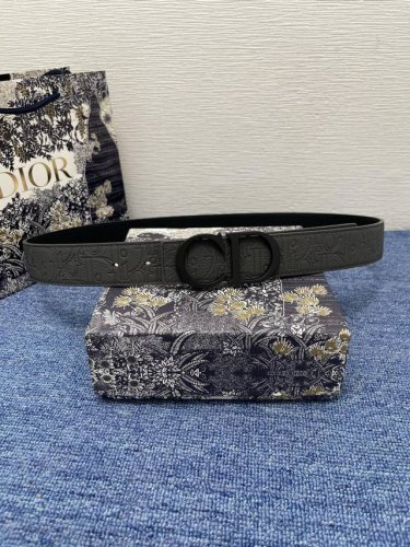 特 这款 35 毫米双面腰带结合典雅气质与摩登风范。 一面采用黑色 Dior Gravity 印花效果皮革，以牛皮革融合压花工艺，演绎经典的 Oblique 印