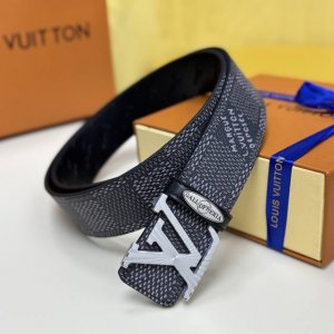 高端品质，实物拍摄 批 配全套包装 品牌：驴家最新款 扣头材质：精品实心钢扣 带身材质正面：40Mm宽度采用双面进口原版皮腰带 双面可用 。真空电镀五金扣头实物