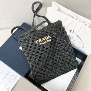 草编购物袋 这款钩针三角托特包以现代、精致的设计重新诠释了经典的梭织面料风格，洋溢着夏日的情调。 轻盈。而对比色的刺绣刻字标志则以独特的触感完成了这件配饰。 款