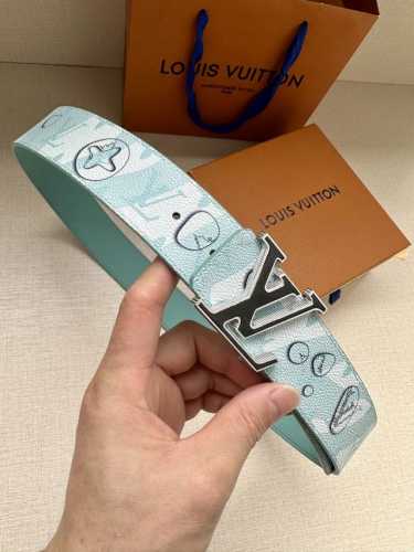 Lv Aqua 双面腰带为传统设计引入现实主义意趣。Monogram Aqua 帆布以 3D 水滴图案模糊 Monogram 图案的经典轮廓，将相同意境延续至