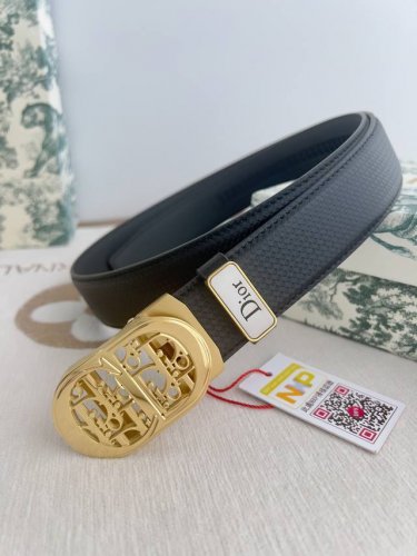 品名：迪奥. Dior 腰带自动带 皮带 型号：自动扣，纯钢材质自动扣，自动带身，图片实物拍摄 材料：百分百头层牛皮，保证真皮。24K纯钢扣专柜同等质量， 双面