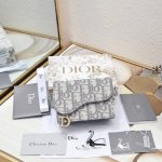 专柜正品有售 顶级原单质量 配图片盒子 马鞍 5 格卡夹 蓝色 Oblique 印花 编号: S5644Ctzq_M928 这款马鞍 5 格卡夹采用蓝色 Obl