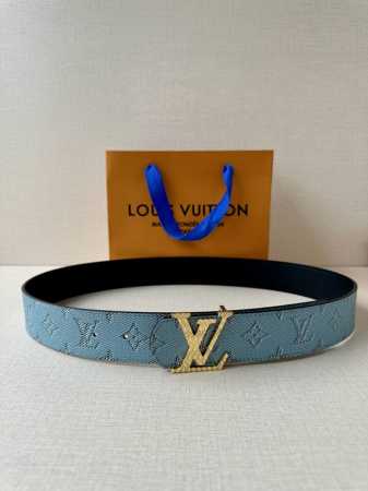 特 4.0宽 Lv Dimension Monogram HéRitage 双面腰带拼接素净皮革和 Monogram 涂层帆布，呈现经典设计的崭新演绎。品牌元素 - 点击图像关闭