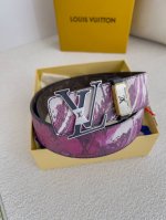 品名： Lv..路易..威登腰带皮带原单 型号：挂扣，经典纯钢材质磨胶面字母挂扣，头层牛皮，图片实物拍摄 材料：头层牛皮，挂扣系列，纯钢材质扣头，钯镀电镀工艺永