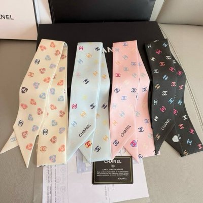 香奈儿Twilly 小香出的Twilly丝带颇为经典：气质稳重，正面是醒目的小香Logo循环；反面则是经典菱格纹Logo设计。搭配超级好看，尺寸6*120Cm。