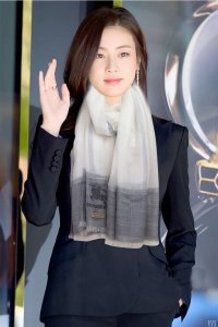 上新2620 巴宝莉重磅推荐太美了火爆N年的格子，人人都喜欢时潮人都有好几条巴家围巾放在衣橱，换条围巾就足够让你有焕然一新的感觉。高端品质，不同折叠可以带出不同