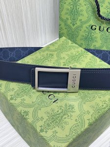 衔接品牌的过去和现在，以焕新方式继续演绎经典元素。这款黑色腰带采用Supreme帆布制成，饰有Gg字母交织图案，以Gucci刻花呈现长方形搭扣开合设计3.5黑仿