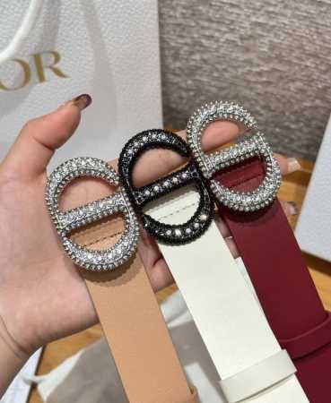 迪家 新款女士腰带 这款腰带采用正反面光滑牛皮革制作，以时尚精致的风格全新演绎，饰以经典的金色饰面金色Cd腰带扣，密镶以金色调仿水晶，款式突显腰部曲线，彰显优雅 - 点击图像关闭