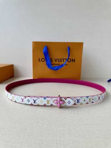 2.0宽Lv Mini Flowergram 双面腰带取材 Monogram 帆布和缝线皮革，以尖瓣 Monogram 花卉搭扣映衬榄尖形腰带末端，为纤细设计注