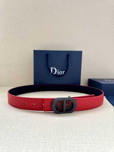 特 宽度3.5Cm 这款白金色饰面黄铜腰带扣采用“Cd”标志点缀，镌刻有 Dior Oblique 图案，经典元素呈现本季全新风采。设计精巧，可与各式 35 毫