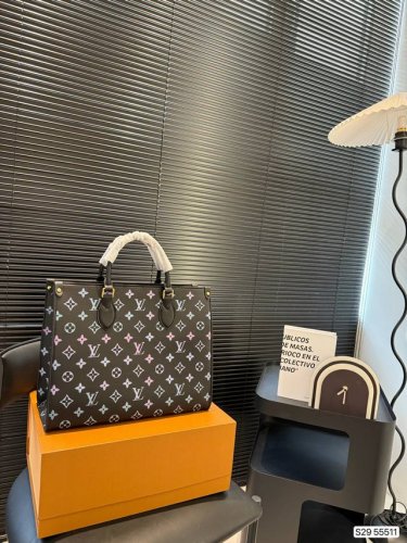 Lv托特 超火的Tote托特包，日常通勤都非常可会越用越喜欢的一款，值得入手。尺寸：34 27 货号55511