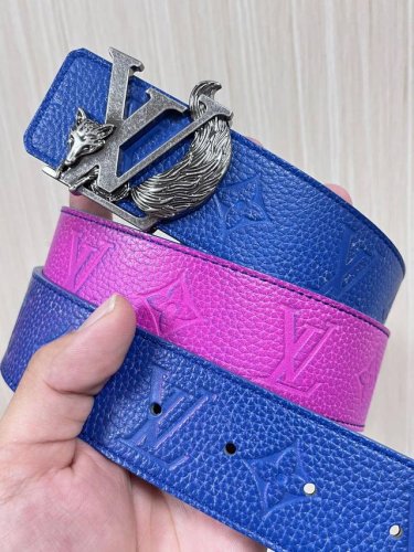 当季新款到货，4.0一面小牛皮兰荔枝纹纹压花中间渐变粉，一面小牛皮平纹皮，精品扣实物实拍，官网同步，。动物扣。 DDD