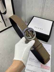 特P180 宽度4.0Cm Gucci 互扣式双G 哑砂扣，源自品牌辉煌的70年代典藏设计，经过重新诠释而别具新意。呈现于纤细手掌纹皮革腰带之上。