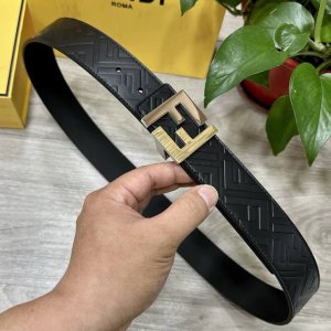 Fendi 芬迪 全套包装 专柜同款 宽40Mm 标志造型宽皮带。原版针扣，进口原版小牛皮制成，印有浮雕黑Ff 图案。镀金表面金属制品，品质保证。