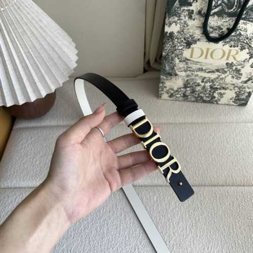 Dior这款腰带采用双面设计，搭配可拆卸腰带扣。采用光滑牛皮材质精心制作，双面可用，搭配富有光泽的金色饰金属Dior腰带扣。突显腰部曲线，彰显优雅气质，可与牛仔