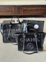 头层牛皮 Chanel 23P托特沙滩包 容量足够大 足够当旅行袋用 23P沙滩托特出门不用考虑搭配什么穿搭都能Hold住 随意的高级感 沙滩包 出门通勤或者是
