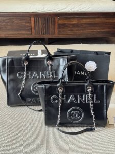 头层牛皮 Chanel 23P托特沙滩包 容量足够大 足够当旅行袋用 23P沙滩托特出门不用考虑搭配什么穿搭都能Hold住 随意的高级感 沙滩包 出门通勤或者是