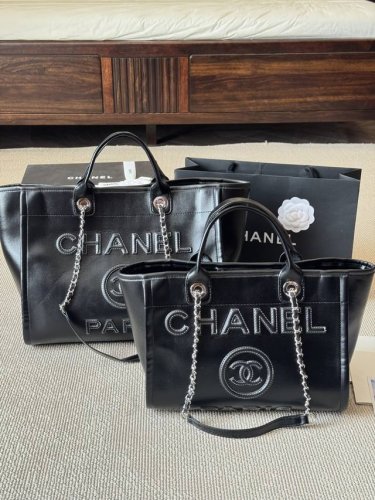 头层牛皮 Chanel 23P托特沙滩包 容量足够大 足够当旅行袋用 23P沙滩托特出门不用考虑搭配什么穿搭都能Hold住 随意的高级感 沙滩包 出门通勤或者是