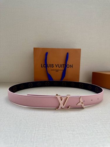 3.0宽本款 Pretty Lv 双面腰带以耀目金属雕琢 Lv Initiales 搭扣和末端的不完整 Monogram 花卉，凝聚工艺淬炼和创意巧思。华美皮革