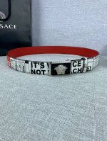 宽度4.0Cm Versace 范思哲 此款palazzo腰带采用牛皮革面料制作 并饰有Le pop Classique图案印花和标志性的美杜莎五金配件