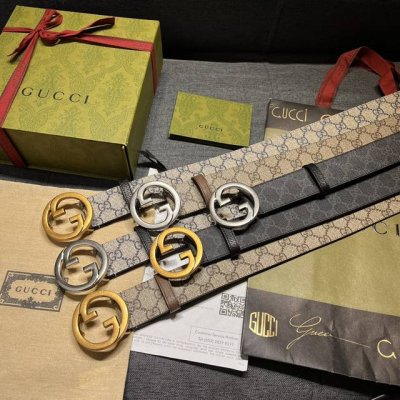 古奇 宽4.0Cm，新款 衔接品牌的过去和现在，以焕新方式继续演绎经典元素。这款黑色皮革腰带饰有Gg字母交织图案，以Gucci刻花呈现长方形搭扣开合设计。蓝色G