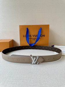 3.0宽 Lv Flowergram 双面腰带选用 Monogram 帆布和 Monogram 压纹皮革演绎两式风尚 新款柔美搭扣致意 可为各式造型注入典雅风采
