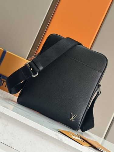 顶级原单M30265 ］Alex 小号邮差包 Alex 小号邮差包取材路易威登经典 Taga 皮革，自由穿梭于正式与休闲场合。无瑕设计功能齐备：内里可容纳一台