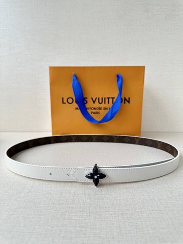 2.0宽Lv Mini Flowergram 双面腰带取材 Monogram 帆布和缝线皮革，以尖瓣 Monogram 花卉搭扣映衬榄尖形腰带末端，为纤细设计注