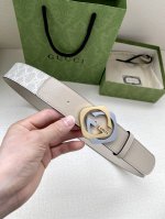 特 宽度4.0 Cm Gg Marmont系列每一季都会推陈出新，为灵感源于70年代的标志性原版Gg6.0Cm钢扣配件注入现代精髓。这款头层牛皮腰带 给你带来更