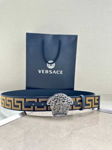 带宽3.8Cm Versace 范思哲 此款缎带腰带风格十分休闲，饰有标志性希腊回纹图案，可搭配休闲单品或高腰正装。 闭合式佩戴 希腊回纹图案 材质：100%聚