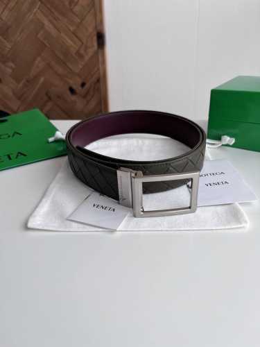 Bv 2025新款男士编织腰带 双面用 纯手工Intreccio大格子编织 双面意大利小牛皮搭配微复古银色可旋转方形扣 正面有标识 宽度35Mm 颜色: 军绿色