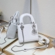 3格钻石款Mini Lady Classic戴妃系列 既高颜值又值得入手的经典系 Minisize特别适合各路小仙女♀ 上身非常有质感 给人气质温婉的感觉 很多