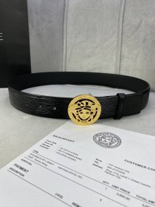 宽度4.0Cm 范思哲 此款水波纹 腰带饰有标志性的Versace美杜莎头像扣，彰显品牌格调。是一款精美的衣橱必备单品。