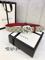 特 宽度4.0Cm Gucci 双面腰带，一侧为Gg Supreme帆布，反面一侧为枣红色头层小牛皮。配以互扣式双G带扣。