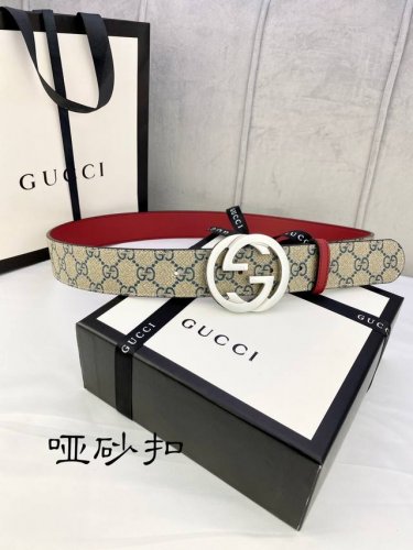特 宽度4.0Cm Gucci 双面腰带，一侧为Gg Supreme帆布，反面一侧为枣红色头层小牛皮。配以互扣式双G带扣。