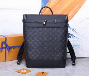 顶级原单正品开发，全钢五金设计灵感来自古老的路易威登Steamer手袋，这款Steamer背包选用Monogram Eclipse帆布制造，潇洒的新袋形予人一种