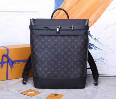 顶级原单正品开发，全钢五金设计灵感来自古老的路易威登Steamer手袋，这款Steamer背包选用Monogram Eclipse帆布制造，潇洒的新袋形予人一种