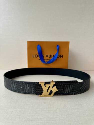 特 4.0宽Lv Flower 双面腰带取材 Monogram 涂层帆布 借背面皮革的 Lv Flower 压纹彰显 pharrell Williams 设计的