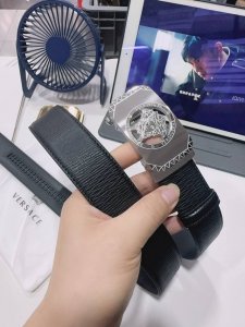 特 Versace 范思哲 经典蛇妖美杜莎人头搭配希腊复古回纹压花带身 双面头层、采用精挑细选进口顶级牛皮，做工精致与专柜1:1品质！商务既有时尚的男士腰带火爆