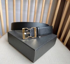 Prada 普拉达 专柜最新款 这款腰带搭配刻印徽标的带扣 匠心品质精雕细琢 巧妙凸显时尚设计 宽4.0