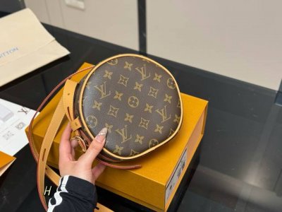配折叠盒 复刻版 尺寸：中宽17*16Cm Lv 圆饼包 圆头圆脑的， 高订！.原版黄皮. 非市场通货欢迎对比