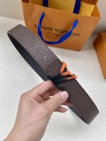 特P200 Lv原单头层牛皮压老花面，内衬头层小牛皮底，搭配原单刚扣 专柜宽度
